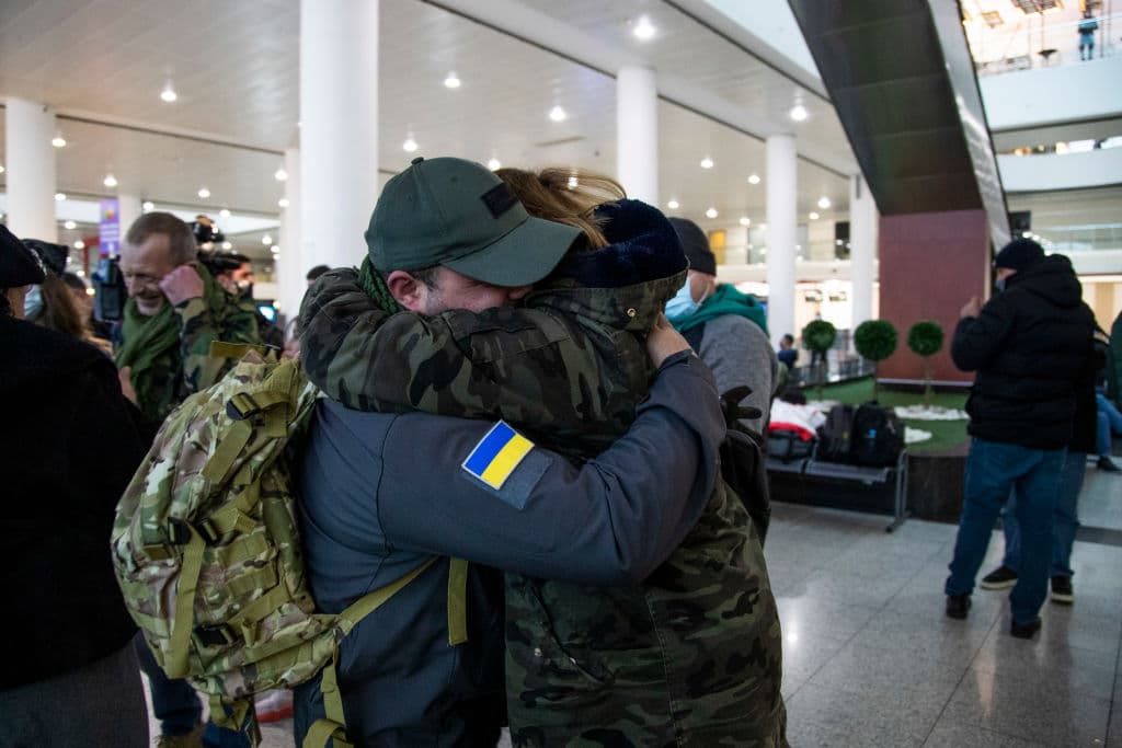 "Miles" de personas buscan viajar a Ucrania para defenderla de Rusia: ciudadanos ucranianos y una "legión internacional"