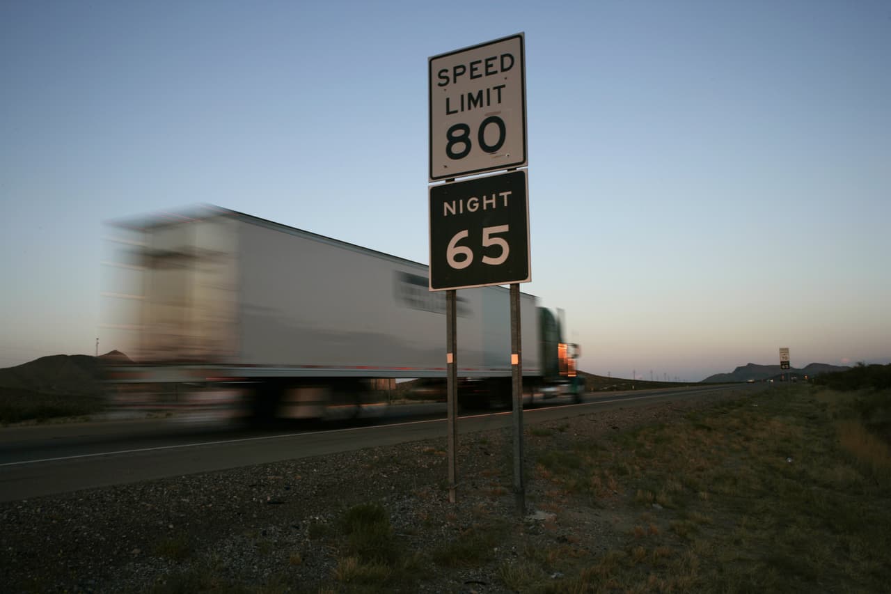 <b>Durante el viaje</b>
<br>Abróchese el cinturón y respete los límites de velocidad. 
<b>Siga las reglas de tránsito </b>y tenga precaución en las zonas de trabajo. Haga paradas frecuentes durante los viajes largos o rote a los conductores. Si está demasiado cansado para conducir, deténgase y descanse un poco.