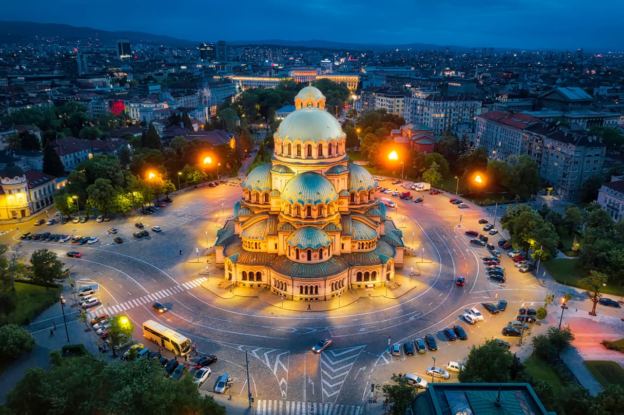 <b>Bulgaria</b>
<br>
<br>Fue miembro del Pacto de Varsovia y entró a la OTAN en 2004. Tiene una población de aproximadamente siete millones de habitantes.
<br>