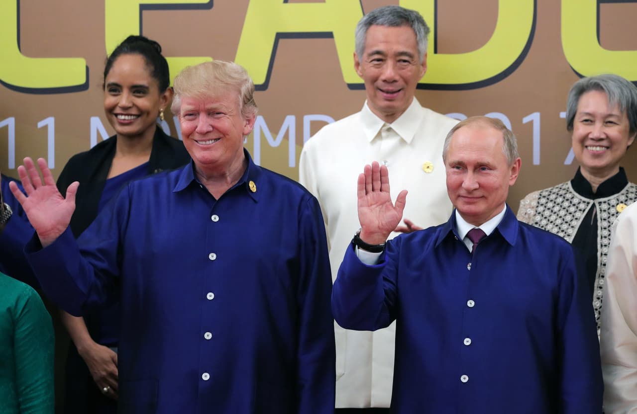 Eso es porque APEC tiene una tradición para tomar la foto de grupo en la que los líderes usan ropa representativa del país anfitrión. 
<b>Esta tradición se la llama a veces la 'foto de las camisas tontas'. </b>