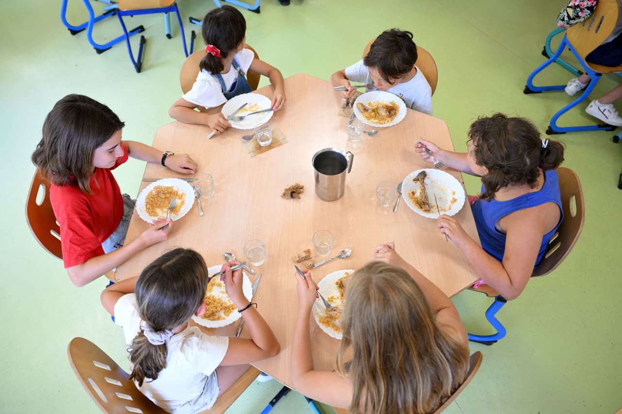 Con esto se espera beneficiar principalmente a los alumnos de bajos ingresos o aquellos identificados como personas sin hogar, migrantes, adoptivos o fugitivos.
<br>