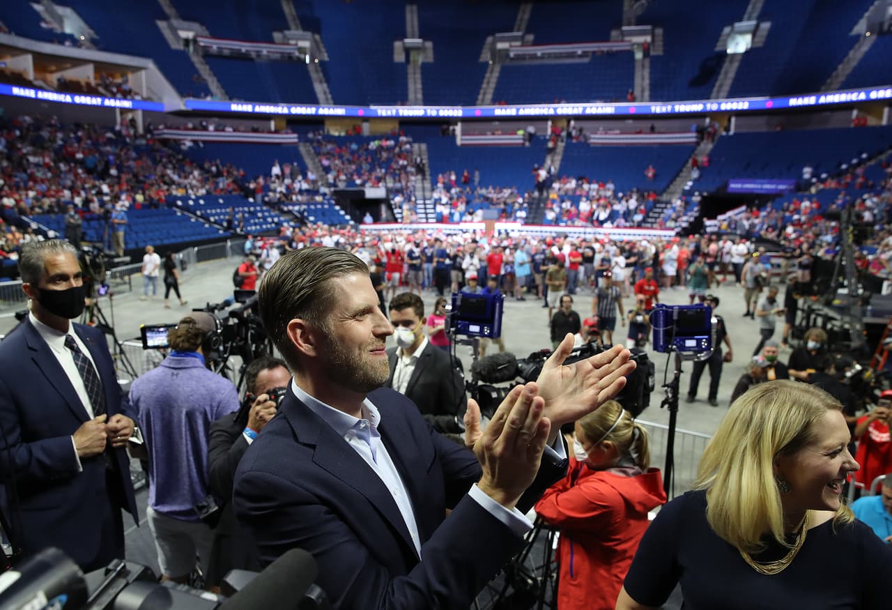 El BOK Center, con unos 19,000 asientos, se llena poco a poco con las decenas de partidarios que han esperado por horas para entrar y escuchar a Trump.