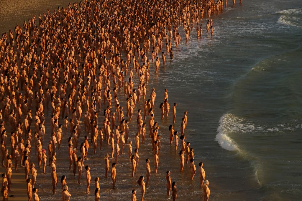 "Es justo que utilice mi plataforma para urgir a la gente a hacerse revisiones periódicas para prevenir el cáncer de piel", expresó Tunick.