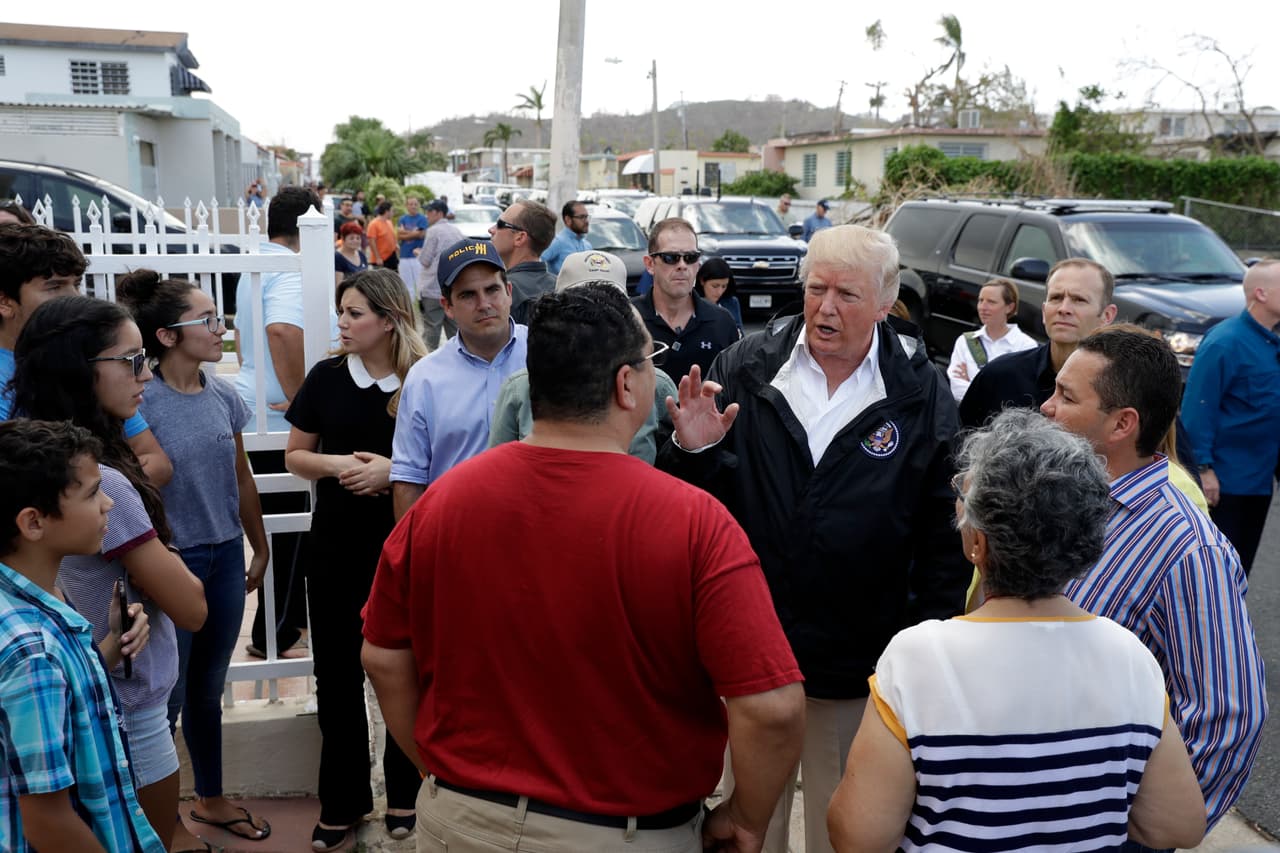 Trump luego visitó a vecinos de Guaynabo para observar los daños en sus residencias.