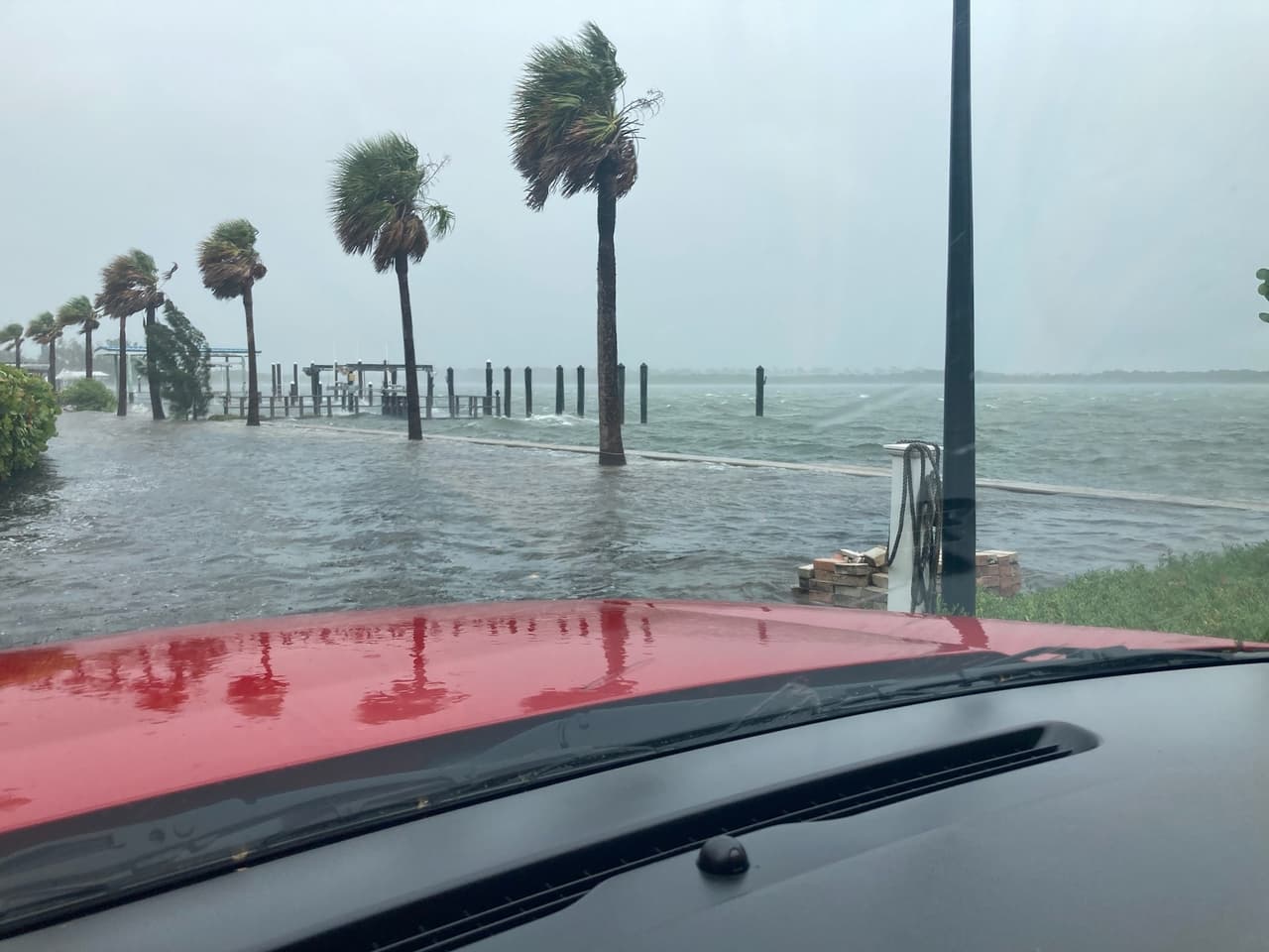El 
<b>condado de Pinellas</b> está bajo advertencia de tormenta tropical, de marejada ciclónica y tornados hasta las 8:00 p.m. del domingo 4 de agosto. La 
<b><a href="https://www.univision.com/local/orlando-wven/noticias/meteorologia/en-vivo-tormenta-tropical-huracan-debby-golfo-de-mexico-amenaza-florida-tropical-storm-debby-projected-path" target="_blank">tormenta tropical Debby</a></b> se dirige al norte de Florida, donde se anticipa que afecte 
<b>a 13 millones de personas</b>.