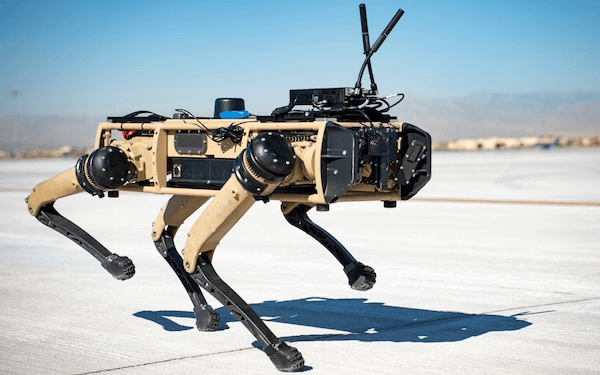 Gavin Keneally, jefe de productos de Ghost Robotics, explicó que el artefacto está diseñado para recorrer “
<b>todo tipo de terreno,</b> como arena, rocas, montañas e incluso escaleras”.