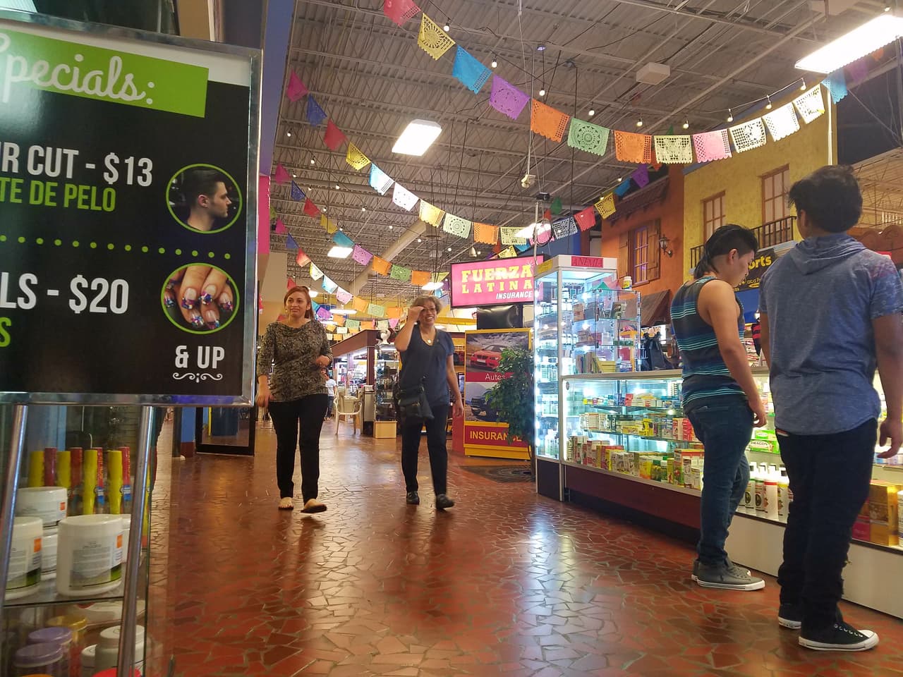 Clientes del centro comercial Plaza Fiesta en el noroeste de Atlanta