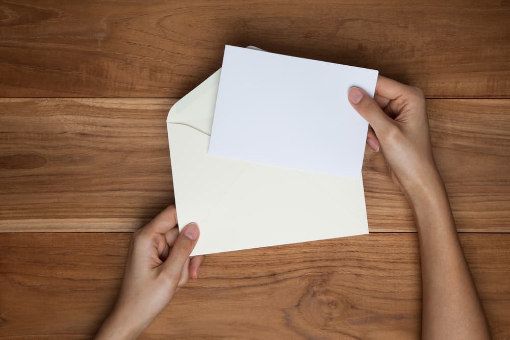 Este papel lo vas a guardar muy bien dentro de un sobre blanco, nuevo.