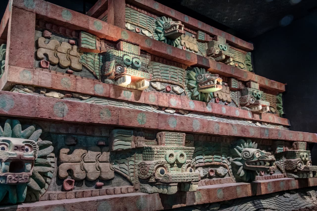 <b>19. Museo Nacional de Antropología. Ciudad de México, México.</b>
<br>
<br>El museo alberga las colecciones arqueológicas y etnográficas más importantes del país además de poseer un diseño destacado de la arquitectura moderna en México. (En la foto, réplica del Templo de Teotihuacan).