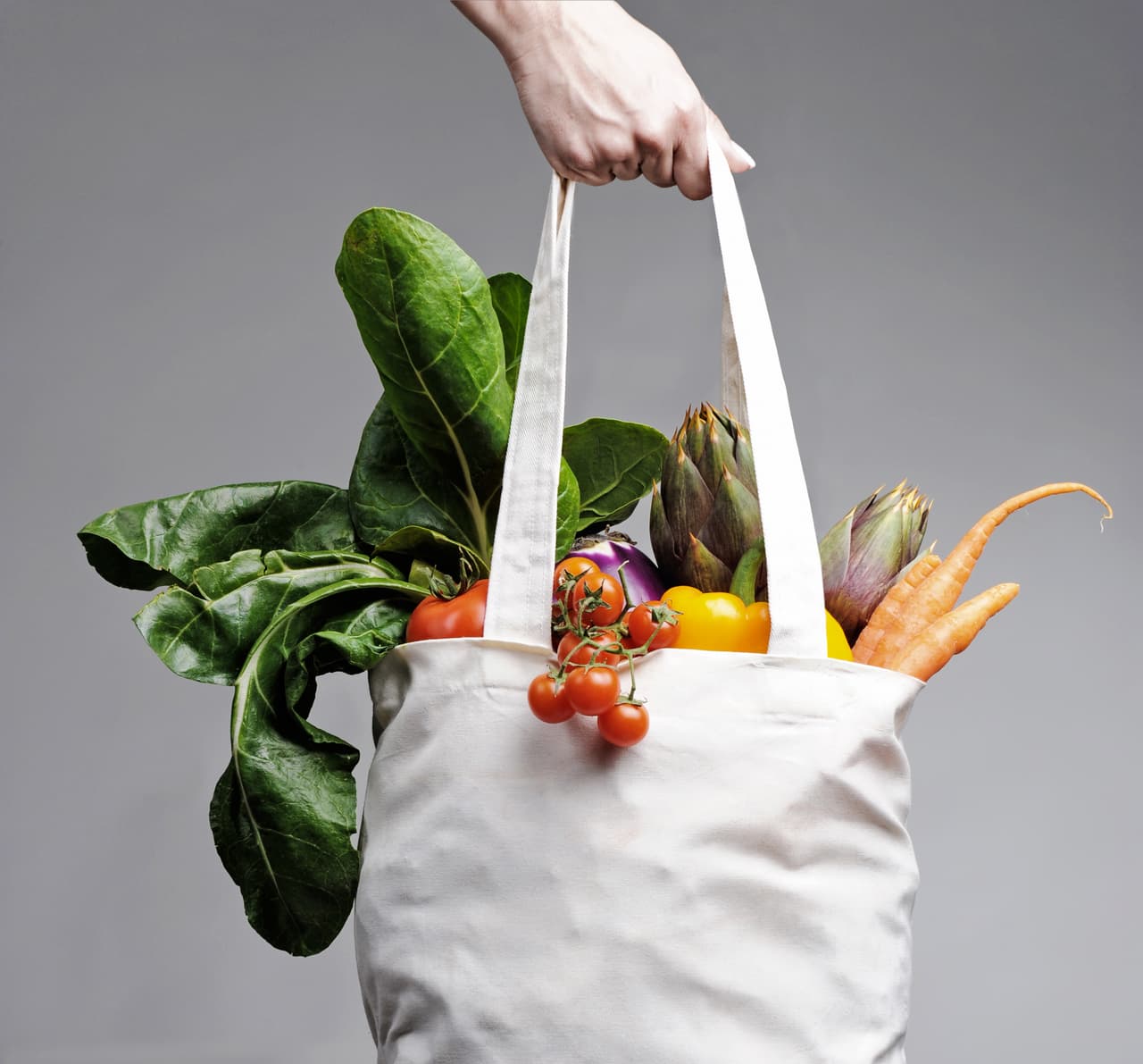 3. Usa bolsas de tela o papel para todo lo que puedas. Evita al máximo las envolturas de plástico. En EEUU, se utilizan y descartan 100,000 millones de bolsas de plástico cada año. Reducir ese número sería de gran ayuda para el planeta.