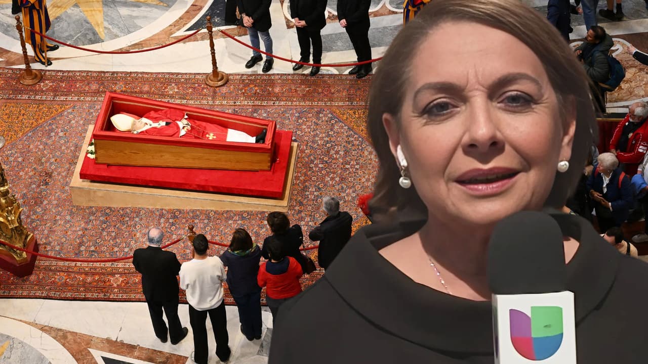 María Antonieta Collins recorre el camino hacia el féretro del papa Francisco previo a su funeral