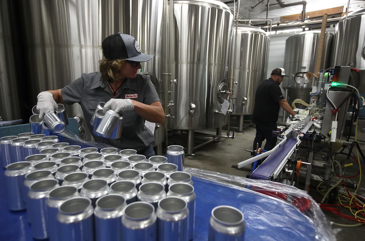 <b>Cervezas. </b>El costo del aluminio para las latas de cerveza, según el secretario de comercio de Trump Wilbur Ross, aumentaría mínimamente. Pero 
<a href="http://www.tampabay.com/florida-politics/buzz/2018/06/06/this-tariffs-for-you-trumps-trade-policy-poses-risks-for-scott-in-senate-race/" target="_blank">hay quienes advierten</a> que esto le costaría millones a la industria cervecera en EEUU anualmente.