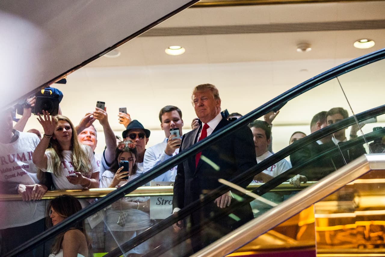 <b>El magnate desciende a la política, ataca a los inmigrantes mexicanos y promete un muro. </b>"Cuando México envía su gente, no envían a los mejores, envían gente que tienen muchos problemas", dijo Donald Trump en el vestíbulo de su torre en la 5ta avenida de Nueva York, donde anunció su incorporación a la carrera presidencial. Los inmigrantes mexicanos 
<b><a href="http://www.univision.com/noticias/trump-califica-a-inmigrantes-mexicanos-de-violadores-y-criminales-en-su-discurso">"traen drogas, crimen, son violadores </a></b>y, supongo que algunos, son buenas personas", añadió. Aseguró que se basaría principalmente en su propia riqueza para financiar su campaña, "estoy usando mi propio dinero (…) soy realmente rico”. 16 de junio de 2015.