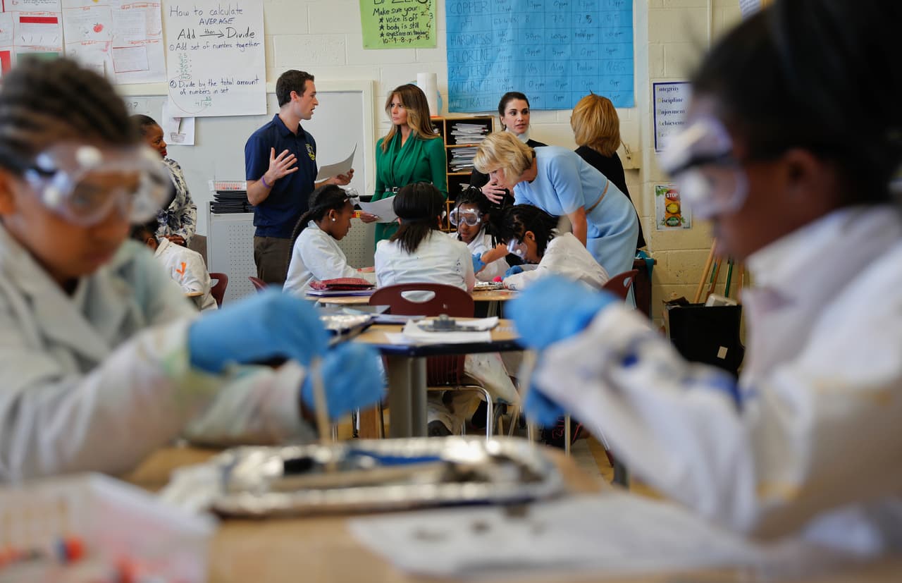 Melania Trump, la reina Rania y Betsy DeVos hablan con estudiantes durante una clase de ciencias en la escuela Excel Academy Public Charter en Washington, el 5 de abril. La primera dama alega que convertirá a Washington en su ciudad adoptiva para resaltar el enfoque de la administración Trump en la educación.