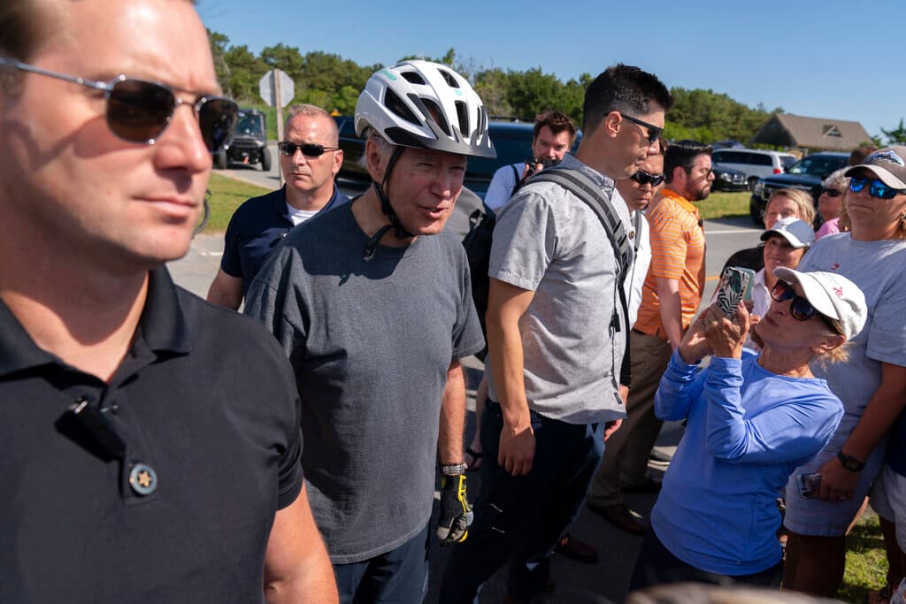 Biden llegó este fin de semana acompañado de su esposa, la primera dama, la Dra. Jill Biden. Ella también andaba en bicicleta, pero acababa de pasar -antes que él- y no lo vio caer.