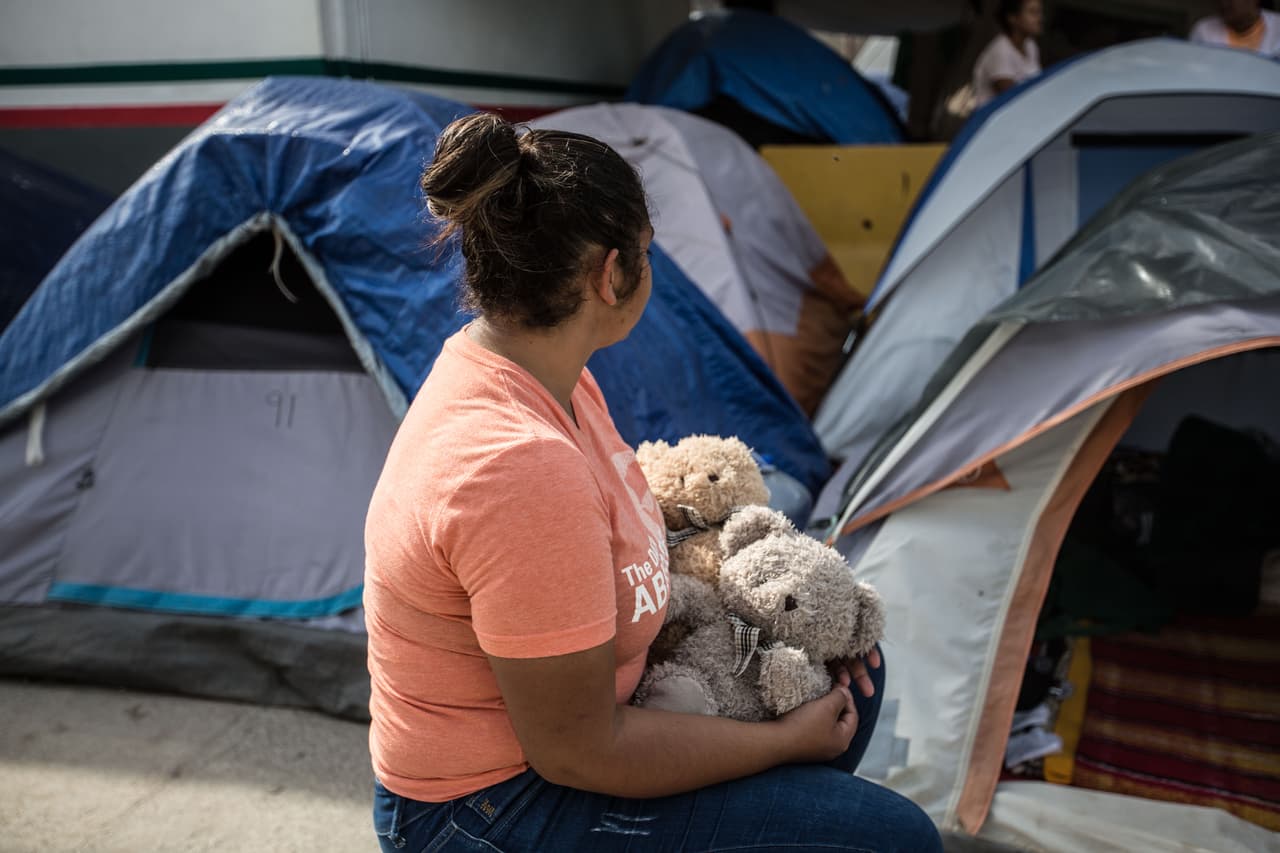 "Por lo menos que se salve él": padres migrantes atrapados en México envían a sus hijos solos a EEUU