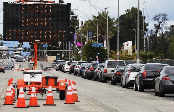 Por ello, la red de bancos de comida en 
<a href="https://www.univision.com/local/los-angeles-kmex/mas-de-50-fotos-muestran-el-new-normal-en-california-por-la-pandemia-de-coronavirus-fotos">California</a> trabaja sin descanso desde inicios de marzo para repartir alimento a los más afectados por la pandemia del coronavirus. A continuación te compartimos la lista de establecimientos en donde puedes abastecerte de alimentos gratis o a muy bajo costo, sin importar tu situación migratoria.