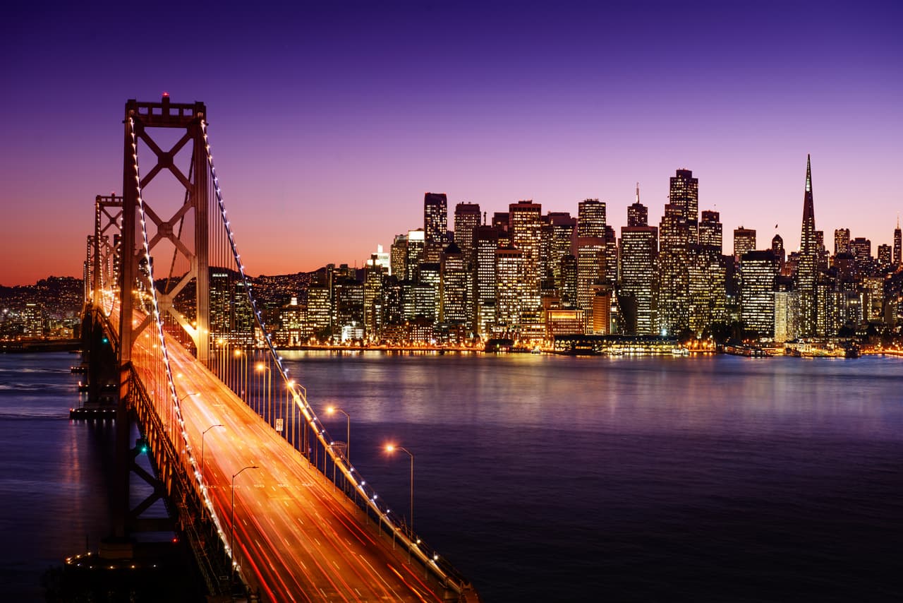<h3 class="cms-H3-H3">2. San Francisco-Oakland-Hayward, California</h3>
<br>
<br>➡️ 
<b>Precio promedio, mayo 2022:</b> $1,129,000
<br>
<br>➡️ 
<b>Aumento en el precio promedio, de mayo de 2021 a mayo de 2022: </b>+3.8%
<br>
<br>➡️ 
<b>Promedio de días que dura una casa en el mercado: </b>23
<br>