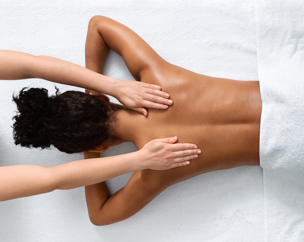 <b>ESCORPIÓN</b>
<br>Nada como el placer sensorial de un masaje para ti, que tanto te encanta el contacto físico, relajante, apasionado. Haz cita en un spa o con un terapeuta para deshacerte de esos nudos que seguro tienes en la espalda.