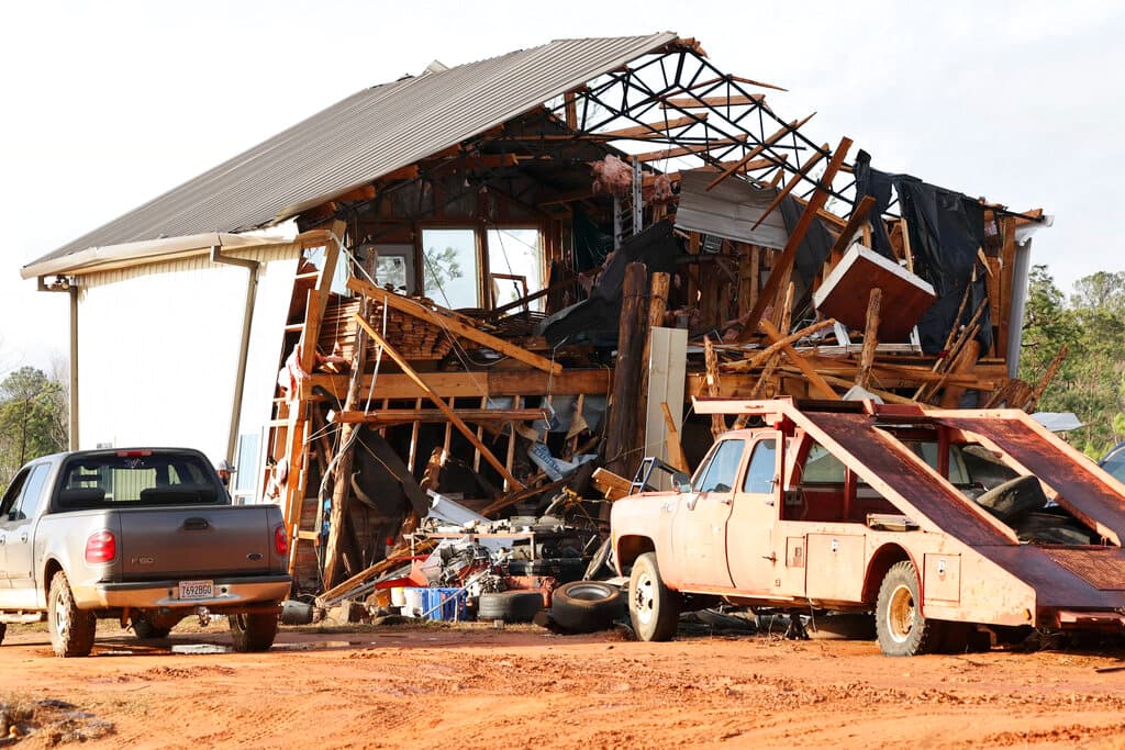 Un 
<a href="https://www.univision.com/noticias/estados-unidos/alabama-seis-muertos-y-amplia-devastacion-tras-un-poderoso-tornado-en-alabama">gigantesco sistema de tormentas azotó partes del sur del país este jueves</a>, dejando un saldo de 
<b>al menos siete muertos</b> (seis en Alabama y uno en Georgia).