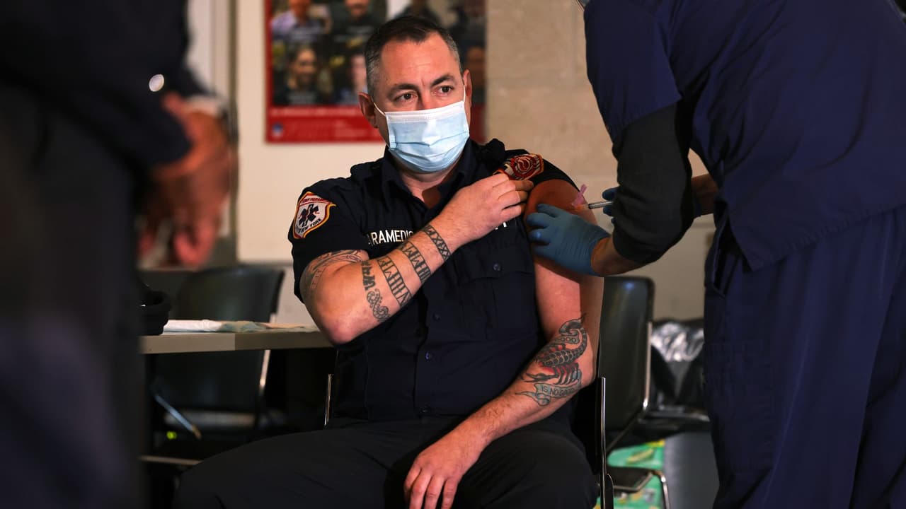 NYC quitaría mandato de vacunación contra el COVID para trabajadores de la ciudad