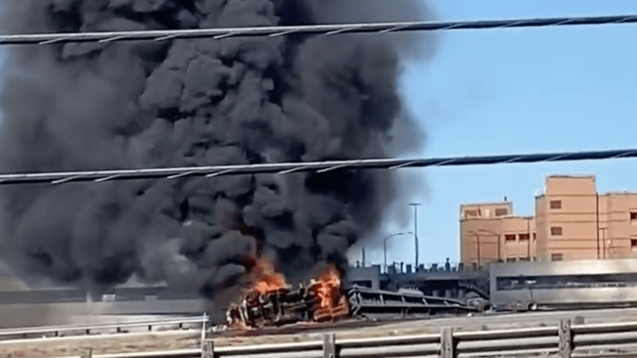 El incendio que generó el tráiler fue perceptible desde una gran distancia.