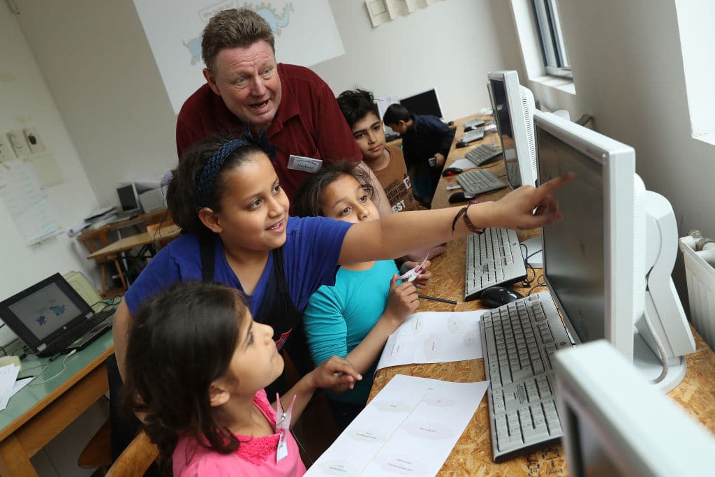 Las investigaciones revelan que el rendimiento académico de los alumnos es bueno cuando los maestros utilizan recursos educativos de acceso libre y alta calidad.