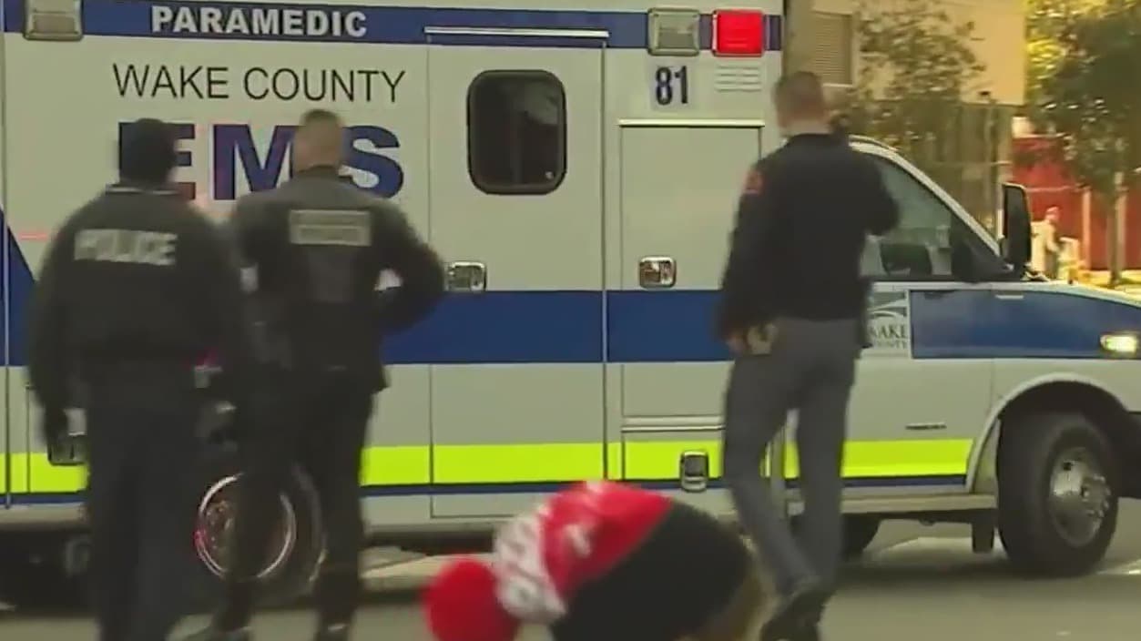 Identifican a niña que murió atropellada durante el Desfile de Navidad en Raleigh, realizan memoriales