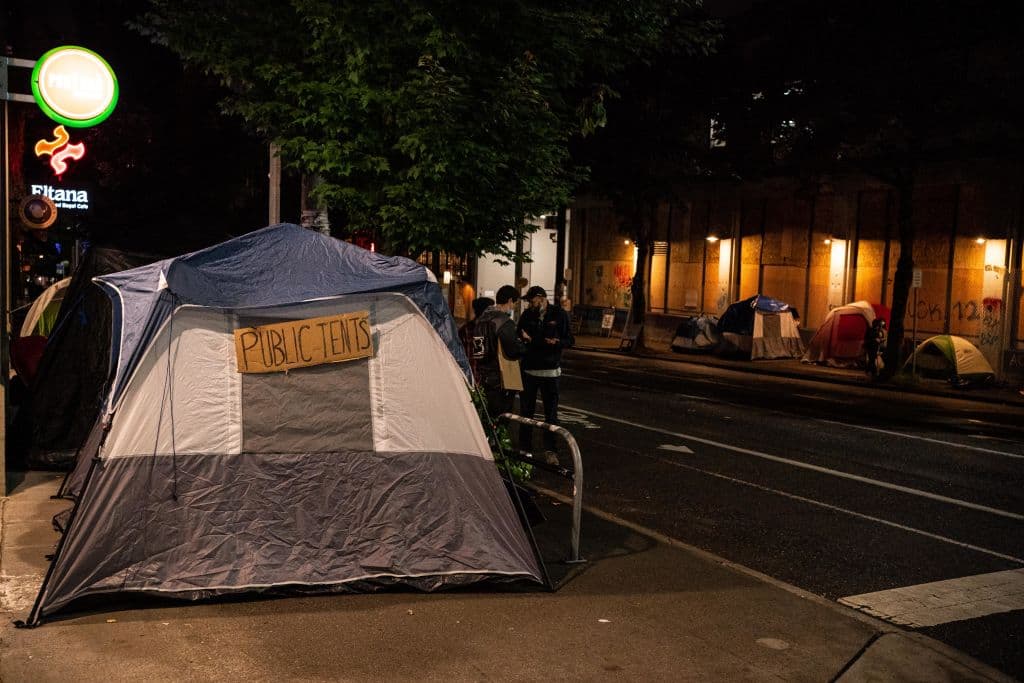 Para mantener la zona ocupada, muchos de los manifestantes pernoctan en el lugar, en tiendas de campaña.