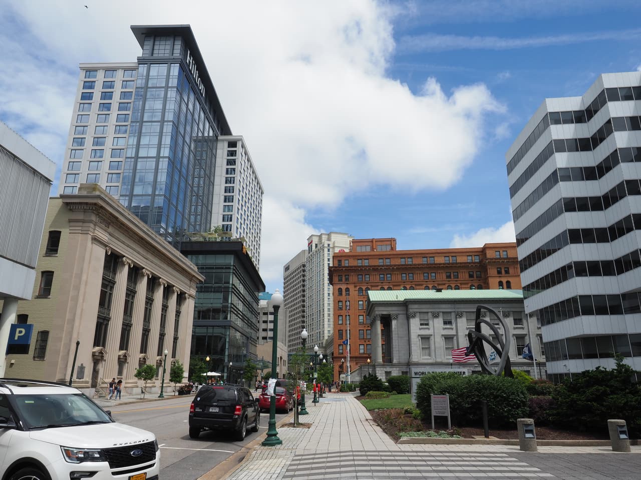<b>Puesto 15. Norfolk, Virginia.</b>
<br>
<br>Precio promedio de una residencia unifamiliar: 220,000 dólares.
<br>Renta mensual: 1,425 dólares.
<br>Cuota inicial del 20% para hipoteca: 44,000 dólares.
<br>Pago mensual de la hipoteca (luego del 20% de inicial): 1,008 dólares. 
<br>Diferencia entre alquiler e hipoteca mensual: 417 dólares.
<br>Ahorro al comprar en lugar de alquilar: 5,004 dólares al año. 
<br>