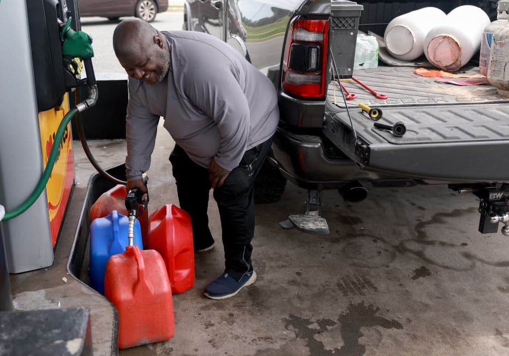 En Lee, al suroeste de Florida, Jesse Walker aseguró este domingo que no está asustado por la llegada de la tormenta tropical Debby. Fue por gasolina, como prevención, en caso de que la situación sea peor de lo anticipado.