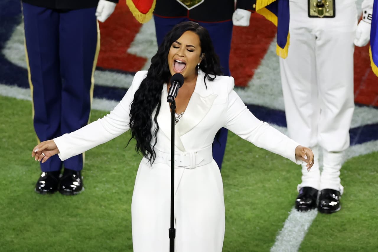 <b><a href="https://www.univision.com/shows/despierta-america/polemica-y-opiniones-encontradas-por-el-video-de-demi-lovato-con-eiza-gonzalez-lanzando-billetes-a-bailarinas-video">Demi Lovato</a></b>, quien fue la encargada de cantar el himno nacional de los Estados Unidos, también registró un aumento en la misma plataforma, ella fue beneficiada con 31% más de reproducciones.