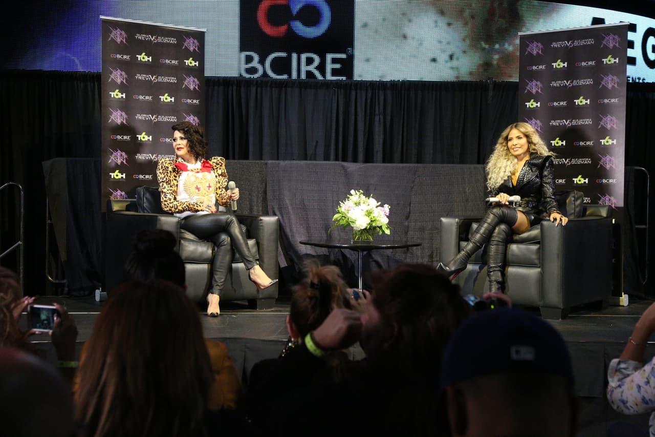 Alejandra Guzmán y Gloria Trevi respondieron a las preguntas de los medios que se dieron cita en la ciudad angelina para platicar acerca de su gira 'Versus'.