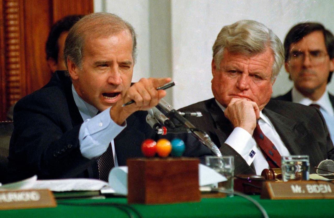 <b>El maltrato y la disculpa a Anita Hill</b>
<br>
<br>En 1991, una abogada denunció por acoso sexual a Clarence Thomas, entonces aspirante a juez de la Corte Suprema en mitad del proceso de confirmación para cargo. 
<br>
<br>El comité del Senado responsable de las audiencias estaba encabezado por Biden y, en una entrevista agresiva y poco condescendiente de los senadores (todos hombres), los argumentos de Hill no fueron estimados.
<br>
<br>Casi tres décadas después de este incidente, justo antes de lanzarse por tercera vez en la carrera presidencial, 
<a href="https://www.univision.com/noticias/politica/anita-hill-30-anos-del-caso-nombramiento-de-un-actual-juez-de-la-corte-suprema"><u>Biden llamó a Hill para disculparse por la forma en que fue tratada</u></a> cuando testificó ante el Comité Judicial del Senado que él presidía.
<br>
<br>"Lo siento, no es suficiente", 
<a href="https://www.nytimes.com/2019/04/25/us/politics/joe-biden-anita-hill.html?smid=fb-nytimes&amp;smtyp=cur&amp;fbclid=IwAR1CxBFcEx-klaV3vw-LjS23gtBbgzdYAdoHuPdR-kZiC5DNvPj2IVKdYTM"><u>declaró entonces la abogada</u></a>.