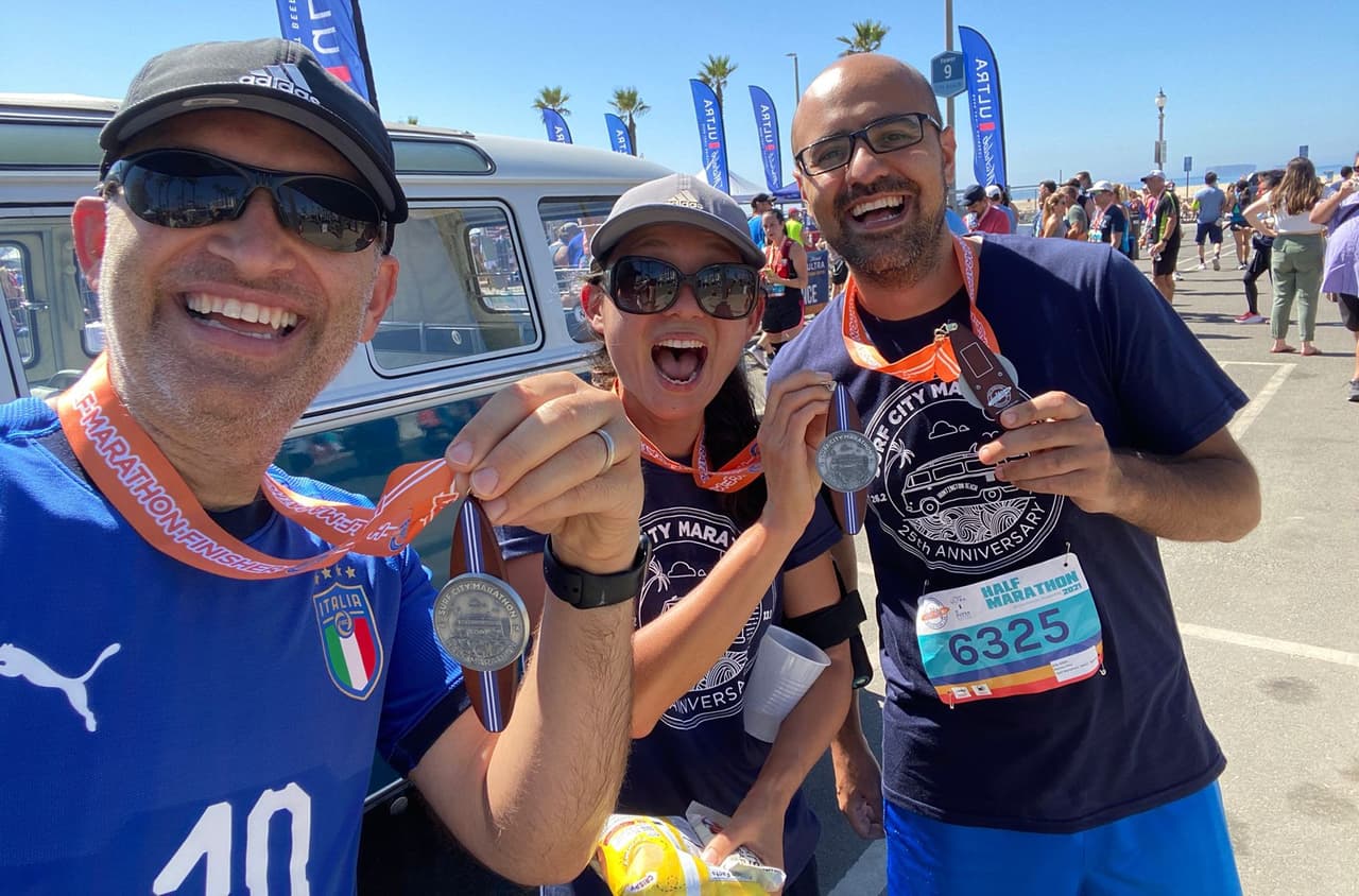 Cerca de 13,000 atletas y aficionados participaron en el evento que cumplió su aniversario número 25 en cuatro categorías, la maraton de 25 millas, una media maratón, una carrera de 5 km el sábado y una carrera de una milla en la playa realizada el viernes, según el vocera de la carrera Dan Cruz.