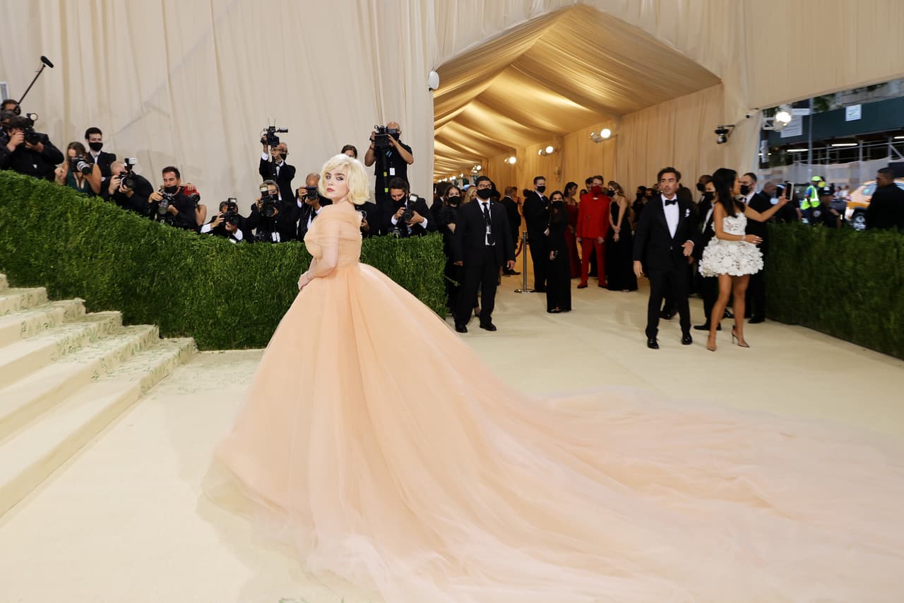 <b>Billie Eilish</b> fue una de las coanfitrionas de la noche y una de las más esperadas. La cantante y compositora se lució en un ostentoso vestido de tul bajo el concepto pin-up que destacó en la década de los 1950. Recordemos que el tema 'In America: A Lexion of Fashion', rigió el importante evento.
