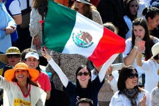 Invitan a mexicanos a votar desde el extranjero para las elecciones 2024 en su país