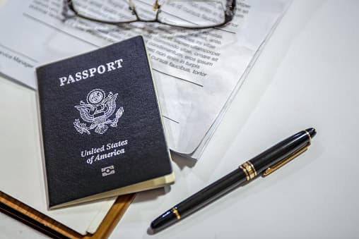 Esto se da por el derecho constitucional que indica que: "Todas las personas nacidas o naturalizadas en Estados Unidos y sujetas a la 
<b>jurisdicción </b>del mismo son ciudadanos de Estados Unidos y del estado en el que residen".