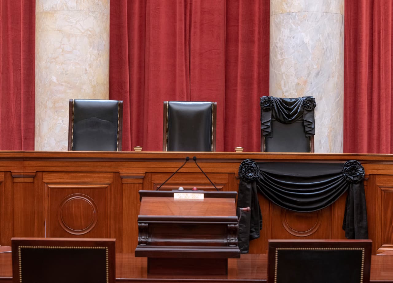 <b>El puesto vacío de la jueza Ruth Bader Ginsburg en la Corte Suprema (19 de septiembre):</b> Con sus fallos y discrepancias, hasta los 87 años de edad la magistrada luchó por protecciones igualitarias para las mujeres, la igualdad racial y el fin de la discriminación de distintas minorías. En la tarde del 18 de septiembre de 2020, 
<a href="https://www.univision.com/noticias/estados-unidos/fallece-a-los-87-anos-de-edad-la-jueza-ruth-bader-ginsburg">falleció por complicaciones de cáncer de páncreas.</a> 
<a href="https://www.univision.com/noticias/politica/la-vida-en-fotos-de-ruth-bader-ginsburg-la-magistrada-de-la-corte-suprema-que-fue-icono-de-la-cultura-pop-estadounidense-fotos"><u>Vea aquí la vida en fotos de Ruth Bader Ginsburg, la magistrada de la Corte Suprema que luchó por la igualdad</u></a>