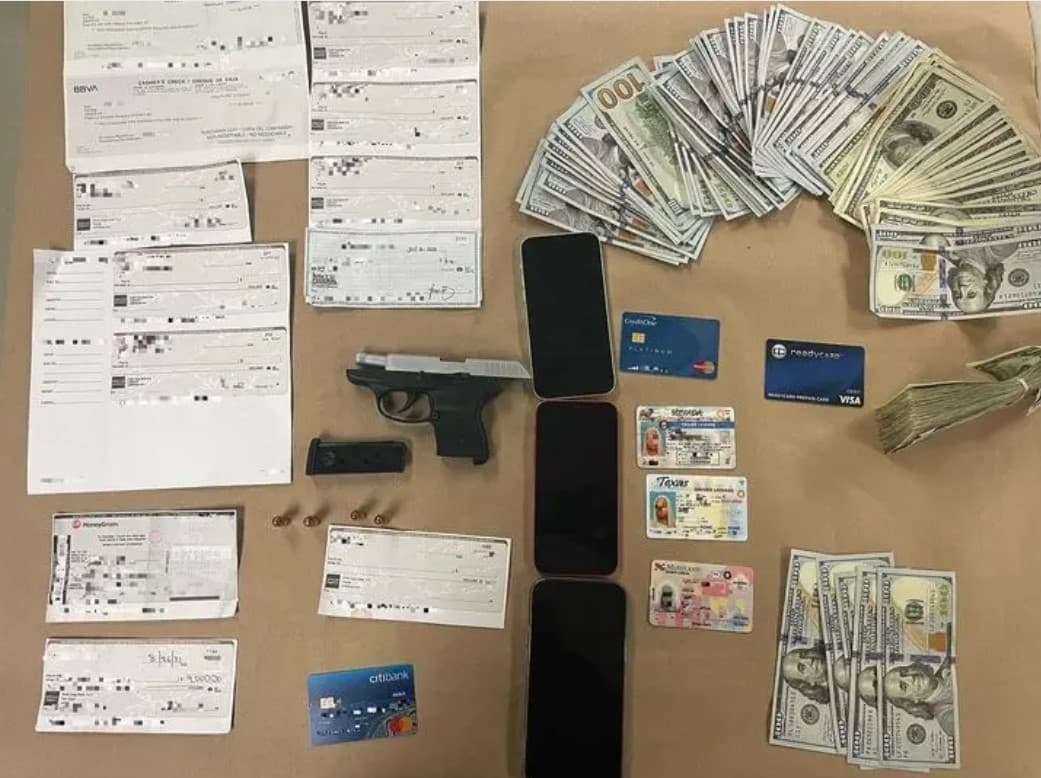 Dentro del vehículo que manejaba Meshach Samuels había identificaciones de otras personas, cheques falsos, tres celulares y dinero en efectivo.