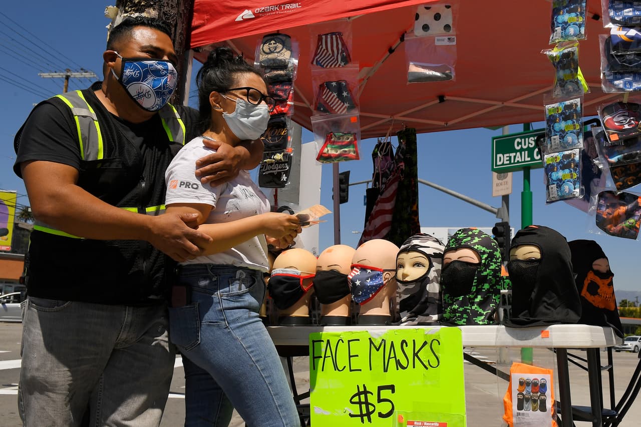 <b>Uso de mascarillas.</b> Para la California pos-pandemia, el gobierno prevé que los restaurantes y establecimientos para comensales reabran con un menor número de mesas, 
<a href="https://www.univision.com/local/san-francisco-kdtv/n95-quirurgicas-o-de-tela-te-explicamos-el-debate-sobre-la-efectividad-de-las-mascarillas-contra-el-coronavirus" target="_blank">el uso de mascarillas en público será una práctica común</a> y existirán nuevas oportunidades -tal vez a través de la tecnología- para mitigar la propagación del coronavirus.