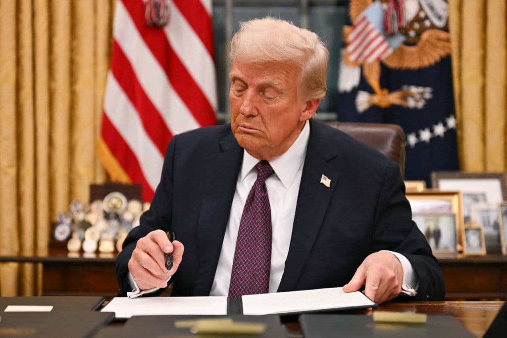 El presidente de Estados Unidos, Donald Trump, firma una orden ejecutiva sobre la ciudadanía de los derechos de nacimiento en la Oficina Oval de la Casa Blanca en Washington, DC, el 20 de enero de 2025.