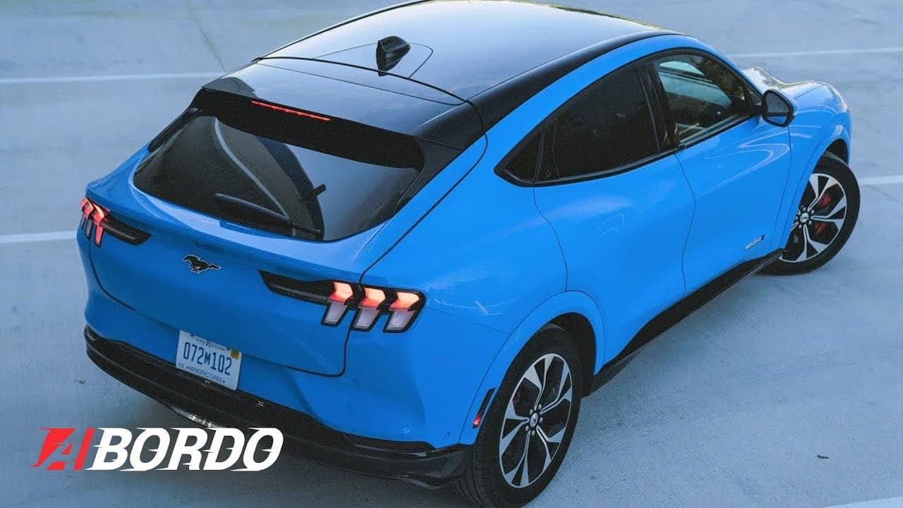 <u><b>Contenido relacionado</b></u>
<br>
<br>Por primera vez después de 55 años de historia, Ford rompe con todos los moldes hasta ahora vistos en su emblemático ‘pony car’ con el fin de expandir su familia y dar inicio a una nueva era. Se trata de una SUV, de cuatro puertas y propulsión eléctrica. ¿Su nombre? Ford Mustang Mach-E. Súbete a este nuevo modelo que es tan innovador como polémico.