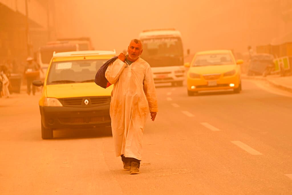 Las autoridades de Irak recomendaron no salir de las casas por 
<a href="https://www.univision.com/shows/la-voz-de-la-manana/impresionantes-imagenes-de-las-tormentas-de-arena-que-azotan-el-pais-y-dejaron-un-muerto-video">las peligrosas condiciones meteorológicas</a>: una capa de polvo naranja cubre el ambiente, aunque algunos ciudadanos tuvieron que salir a desplazarse o trabajar.
<br>