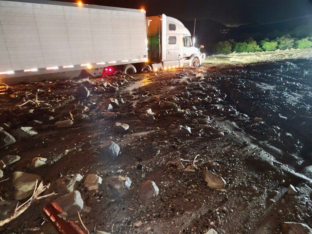 Otra carretera afectada es Topanga Canyon Boulevard, que está cerrada en ambas direcciones desde PCH hasta Mulholland debido a los deslizamientos de rocas.
<br>