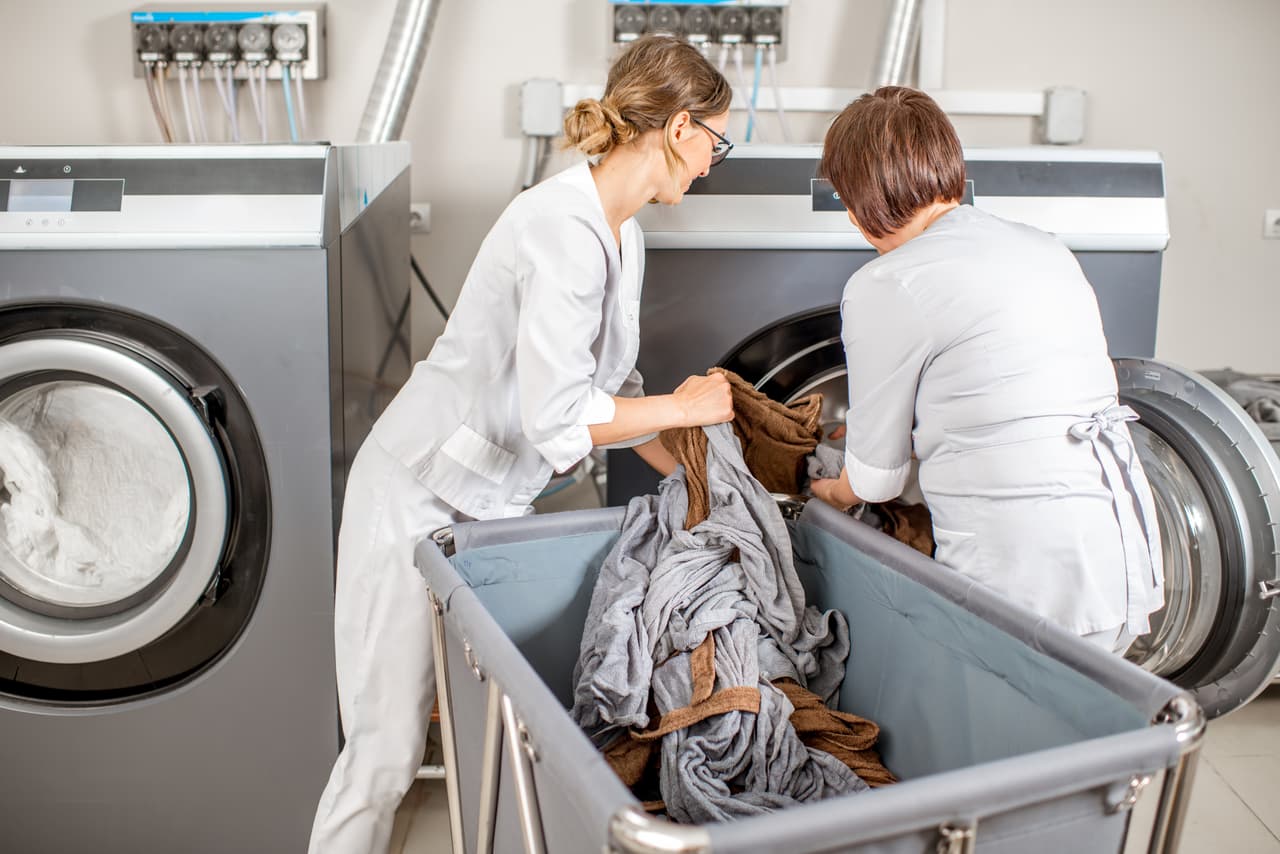 <b>Puesto 12. Trabajadores de lavandería.</b>
<br>
<br>Salario anual promedio: 27,976 dólares.
<br>
<br>Número total de trabajadores en 2020: 94,000.
<br>
<br>Proyección del cambio en la cantidad de personas en este empleo de 2019 a 2029: +0.2%.
<br>
<br>Empleados en este oficio con licenciatura universitaria: 5.5%.
<br>
<br>Al igual que muchos otros trabajos de la industria de servicios en esta lista, estos empleos son físicamente agotadores y tienden a pagar relativamente poco.
<br>