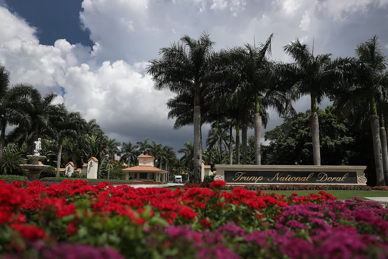 <b>Trump National Doral.<i> </i>Miami, FL.</b> Este club de golf fue fundado en 1962 como 
<i>Doral Country Club</i> y le dio el nombre a la ciudad que se formó a su alrededor desde entonces, Doral. En 2012 la Organización Trump compró y restauró esta propiedad donde en septiembre de 2016 el 
<b><a href="http://www.univision.com/noticias/elecciones-2016/asi-encontre-el-cuadro-de-10-000-que-trump-compro-con-donaciones">periodista de Univision Enrique Acevedo</a></b> encontró una retrato del presidente electo valorado en 10,000 dólares y comprado con dinero que había sido donado a la Fundación Trump.