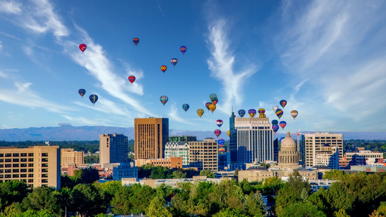 <b>Puesto 14. Boise, Idaho</b>
<br>
<br>Población del área metropolitana: 710,743 habitantes.
<br>
<br>Precio promedio de la vivienda: 221,475 dólares.
<br>
<br>Salario promedio anual: 47,170 dólares.
<br>
<br>Migración neta entre 2015 y 2019: 7.6%.
<br>
<br>Es la ciudad capital de un estado escasamente poblado, pero Boise se ha convertido en una opción atractiva para muchas personas que se reubican dentro del país.
<br>