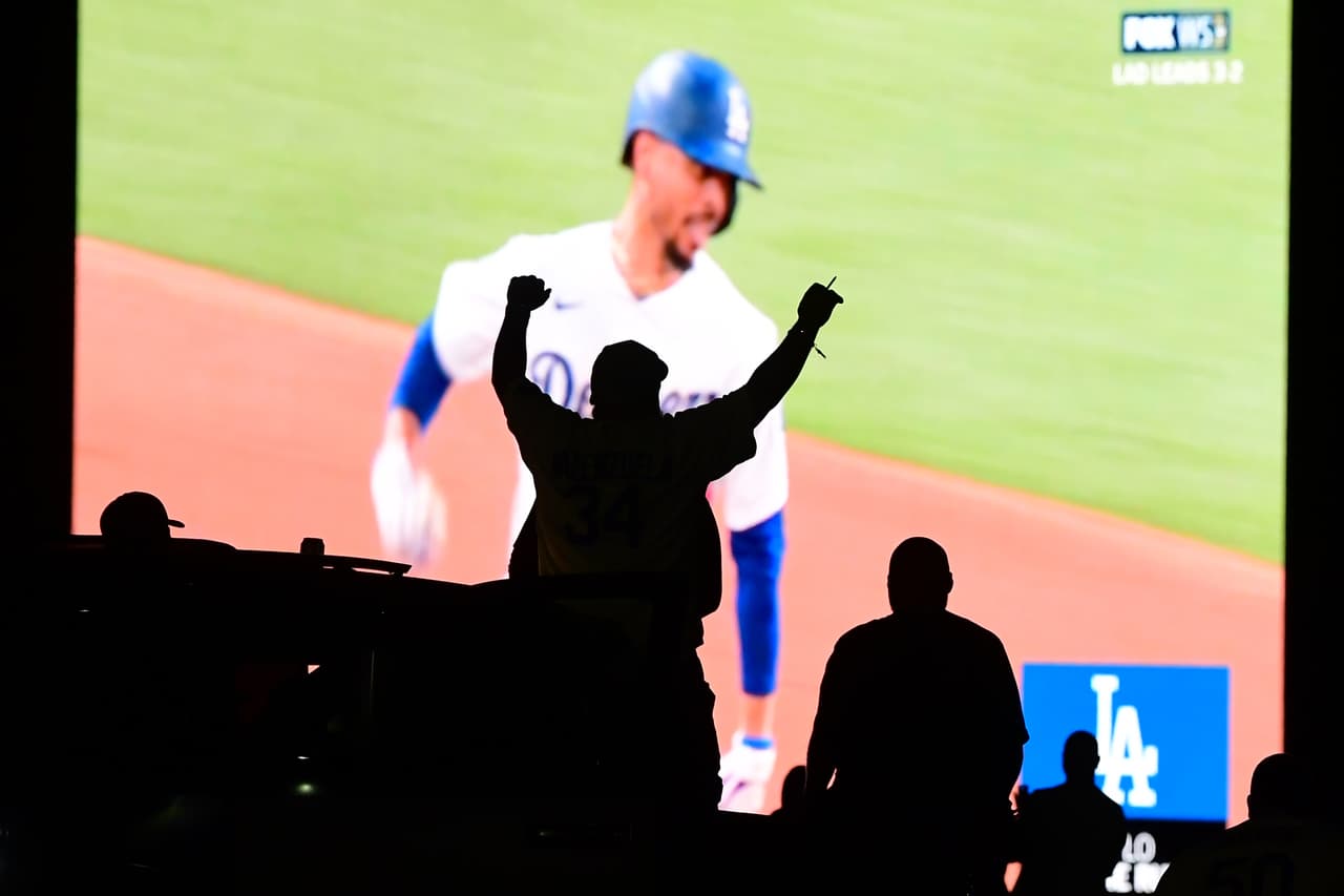La victoria histórica de los Dodgers se da durante la pandemia por el 
<a href="https://www.univision.com/temas/coronavirus">coronavirus</a>, la cual obligó a miles de fanáticos a ver los partidos desde sus casas o en pantallas gigantes ubicadas en el estacionamiento del estadio en Los Ángeles.