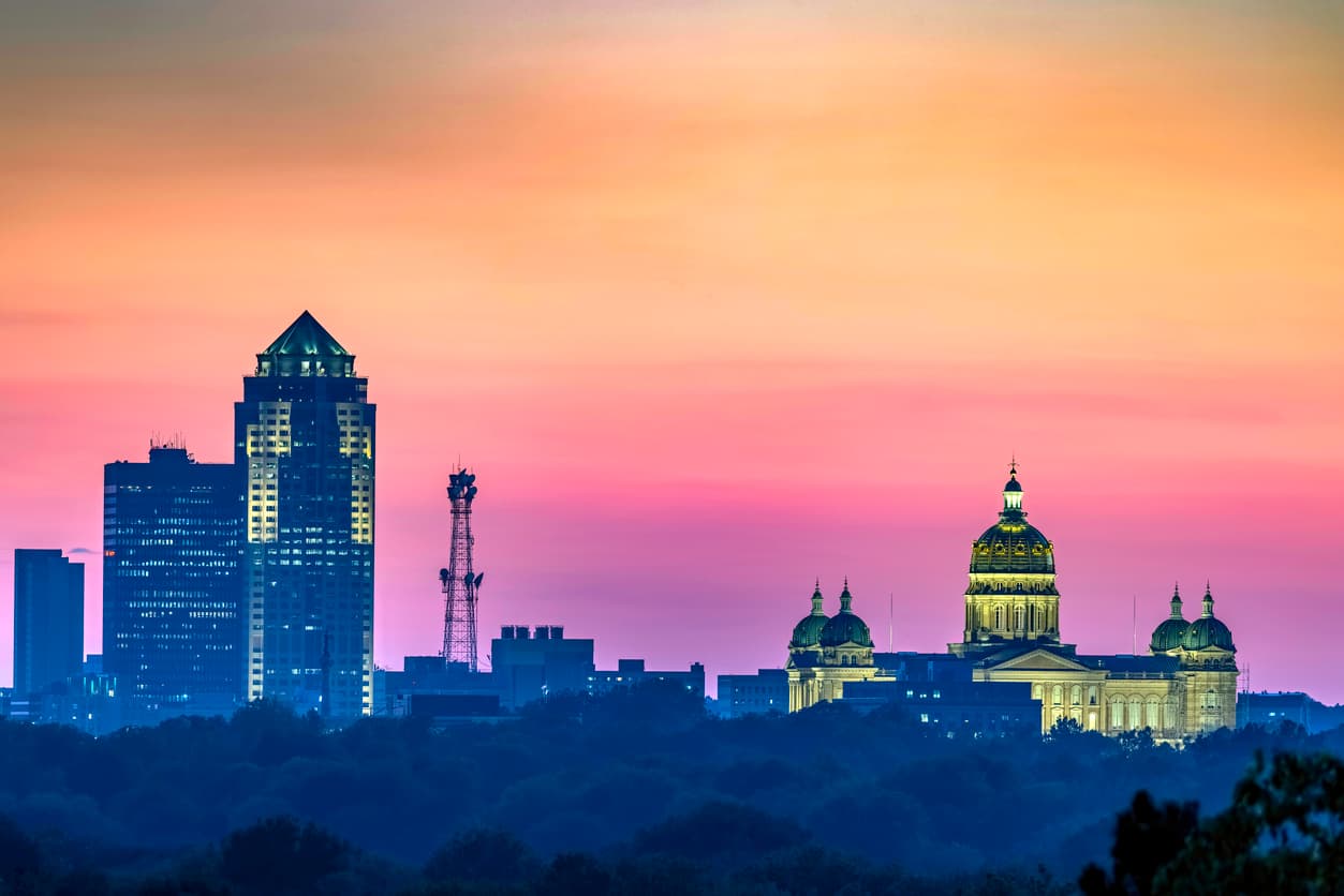 <h3 class="cms-H3-H3">7.- Iowa</h3>
<br>
<b>Salario Digno Anual:</b> $54,901
<br>
<br>Iowa puede presumir de costos de vida relativamente bajos, incluidos los costos de vivienda que son casi $3,900 por debajo del promedio nacional a solo $8,760 por año. El salario medio es de $61,836, casi $7,000 por encima del salario digno anual.
<br>
